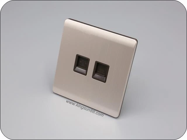 Enchufe de ordenador y teléfono